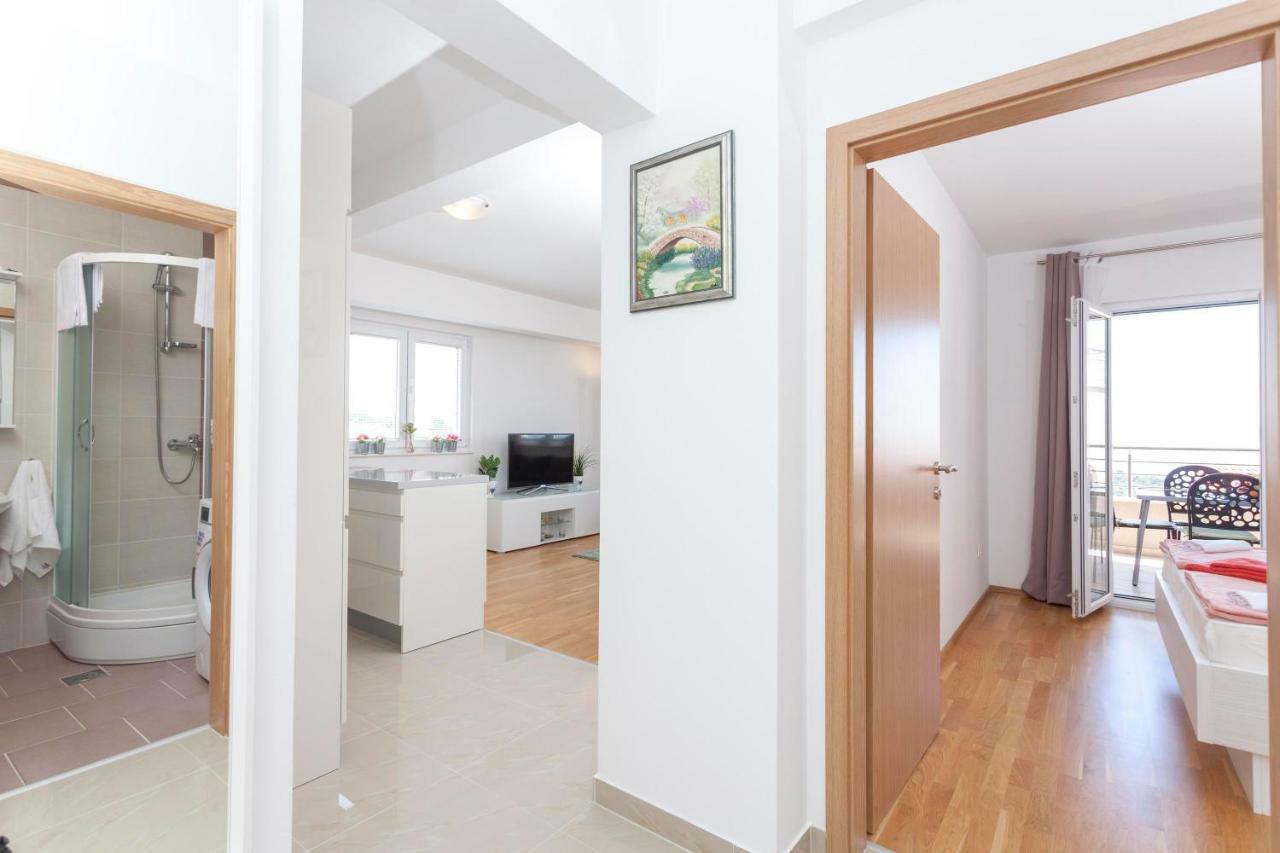 Apartments Dora Makarska Bagian luar foto