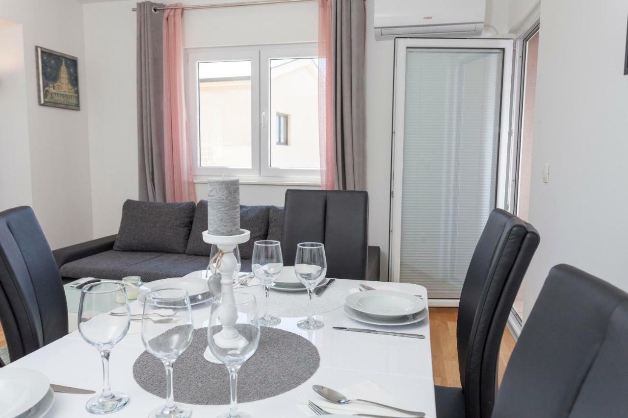 Apartments Dora Makarska Bagian luar foto