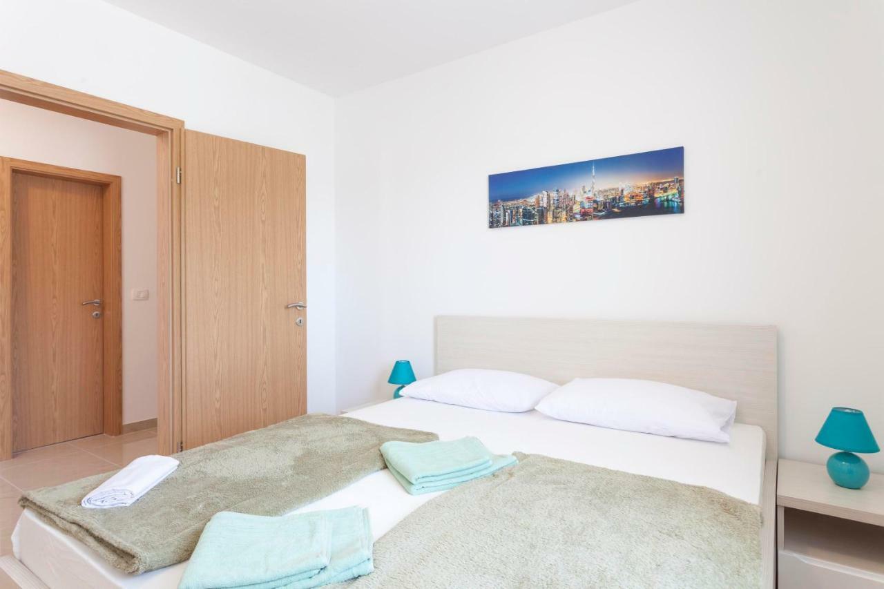 Apartments Dora Makarska Bagian luar foto