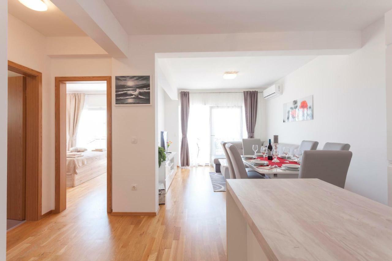 Apartments Dora Makarska Bagian luar foto