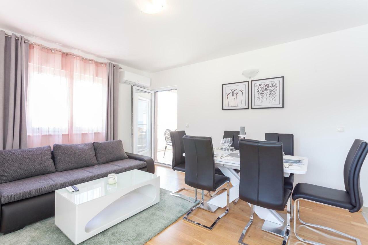 Apartments Dora Makarska Bagian luar foto