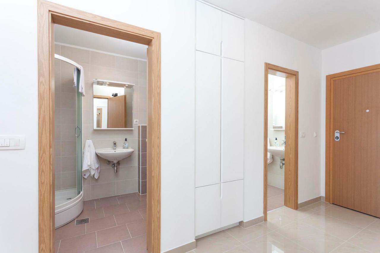 Apartments Dora Makarska Bagian luar foto