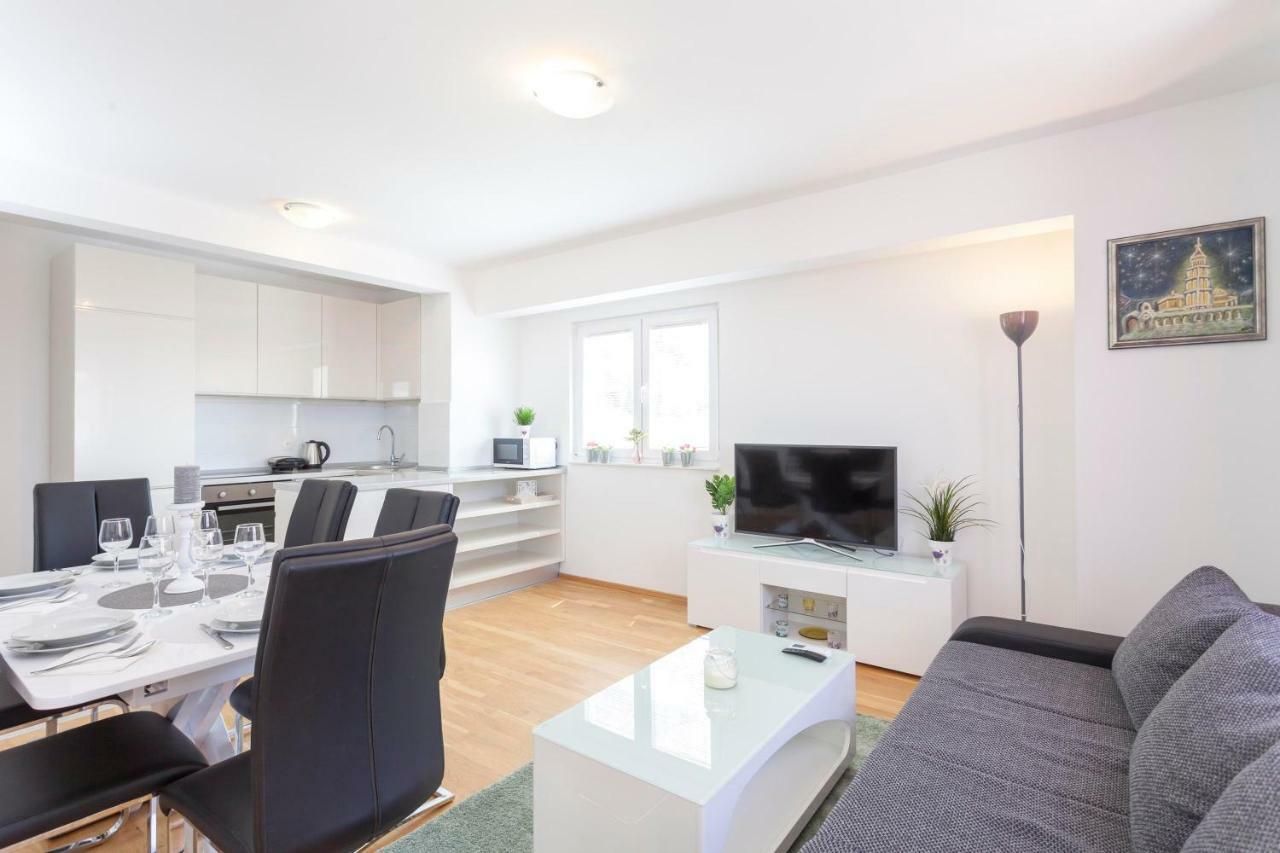Apartments Dora Makarska Bagian luar foto